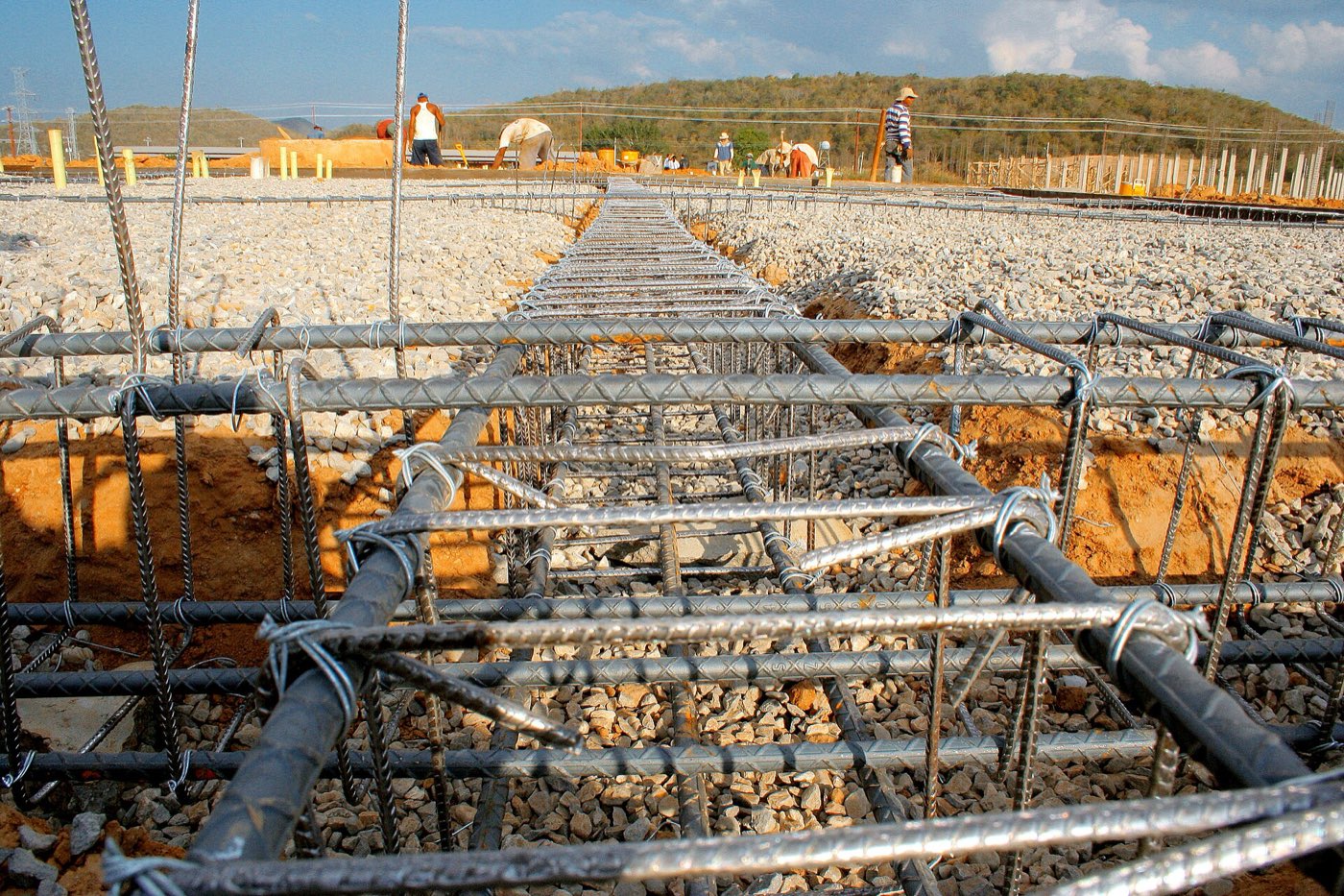 Bewehrung eines Streifenfundaments auf der Baustelle